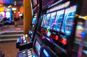 f200 slot live-dealer studio with professional dealers and HD broadcast